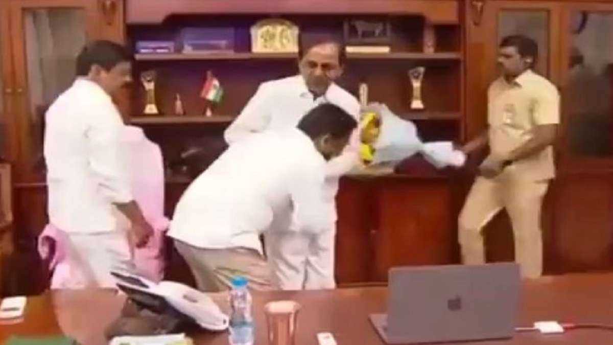 तेलंगाना के अधिकारी बोले, मुख्यमंत्री के पैर 100 बार छूऊंगा